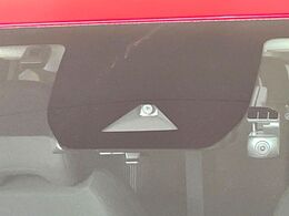 【インテリジェントエマージェンシーブレーキ】フロントカメラで前方の車両や歩行者を検知。衝突しそうな時は衝突被害軽減ブレーキが作動、衝突回避をサポート。より安全にドライブをお楽しみいただけます。