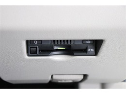 高速道路の利用時に便利なETC。料金所での停車や小銭を探す手間がなくなり快適です♪見た目もすっきりとしたビルトインタイプを装備しています。