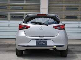 後ろのライトが丸くて、すごくかわいい！後ろから見ると、なんだかニッコリ笑っているみたいに見えるんだ。このデザインなら、後ろを走っている車も、なんだか優しい気持ちになるんじゃないかな。