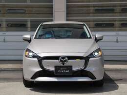 前の顔がキリッとしていてかっこいい！目みたいに見えるライトが細長くて、まるで遠くを見つめているみたい。ぶつかりそうな時にピーピー教えてくれるから、ママも安心だね。