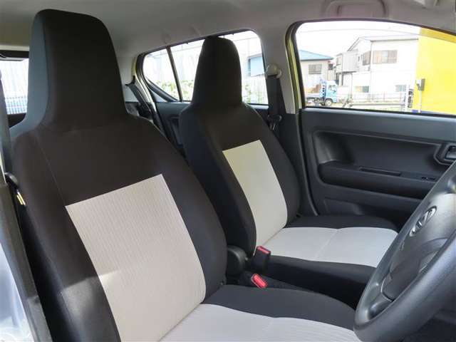 内装は、スポーティなブラックです！黒は全体を引き締める効果があります。汚れも目立ちにくいので、様々な用途に使えそうですね。