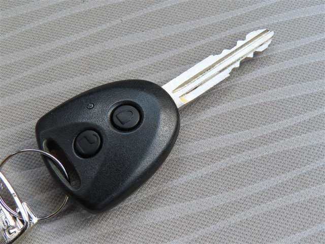 今のクルマには当然のように付いていますが、やっぱりあると便利なキーレスエントリー。ボタン一つでクルマの鍵の開閉が可能です。