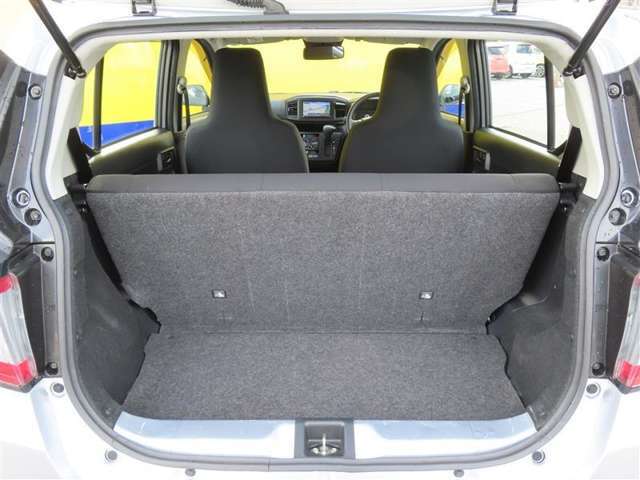 後部座席に座った場合でも、トランクはしっかりスペースを確保しています！みんなで旅行に出かけても、カバンやお土産もしっかり積めます。