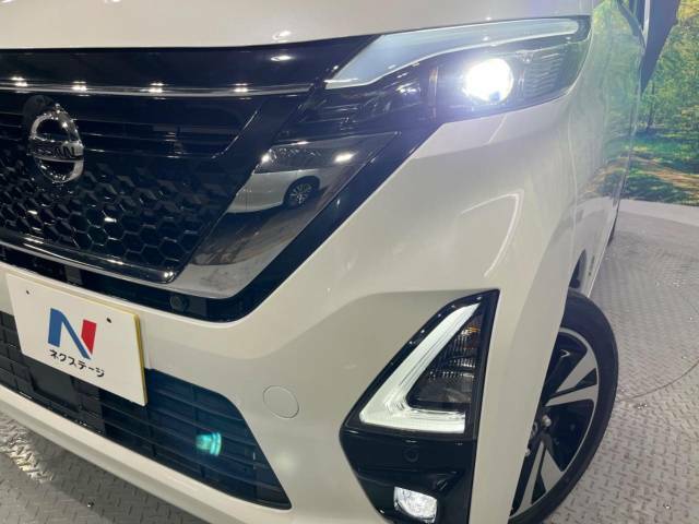 【LEDヘッドライト】悪天候や夜間走行時も良好な視界を確保し安心して運転できる高輝度LEDヘッドライトを装備！点灯速度が早く、消費電力も抑えられています。