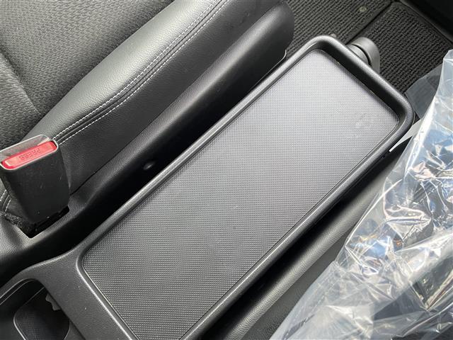 【フロアマット】車内を綺麗に保つのには必須のアイテムです。当店ではフカフカな新品マットも絶賛取り扱い中！ぜひご相談くださいませ。