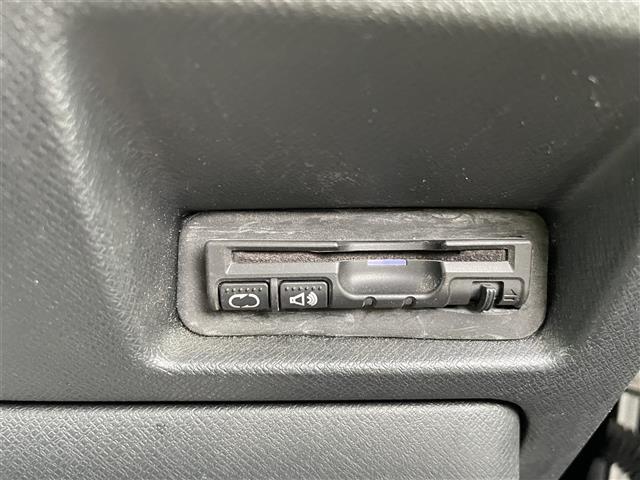 【ETC】有料道路を利用する際に料金所で停止することなく通過できる、ETC車載器（ノンストップ自動料金収受システム機器）が装備されています。セットアップを行うことで利用可能になります。