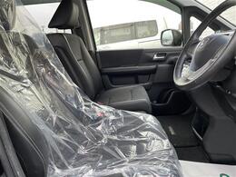 【運転席】座り心地が良いシートなので長時間の運転でも快適にお過ごしいただけます。新品のフロアマットのご注文も可能です。掲載箇所以外にご希望の写真がございましたらお気軽にお問い合わせ下さい。