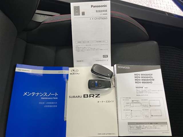 あると便利なスマートキー付きです。鍵の開閉もエンジンの始動もワンタッチでとてもカンタンです。両手がふさがってても快適です。