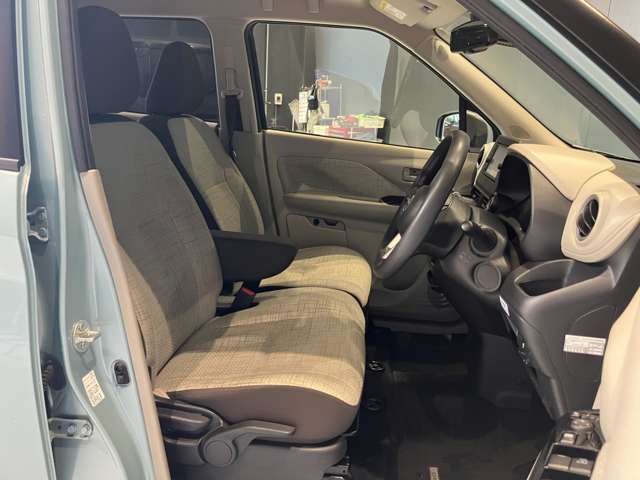 運転席、助手席です。座面も広くゆったりと座れてアームレストも付いているので重宝します。