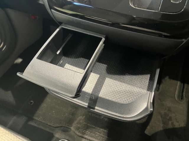 ミニテーブルとしてもカップホルダーとしても使用できる2WEY仕様です！使用しないときは収納できるのでスマートな車内空間を維持できます♪