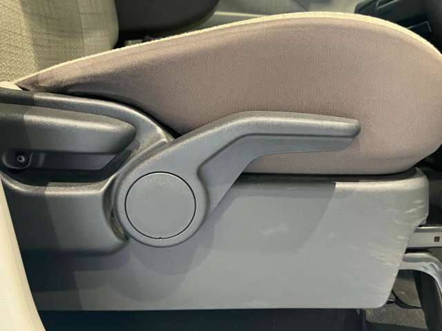 運転席はご自身の適切な運転ポジションへ移動可能なラチェットが付いております。