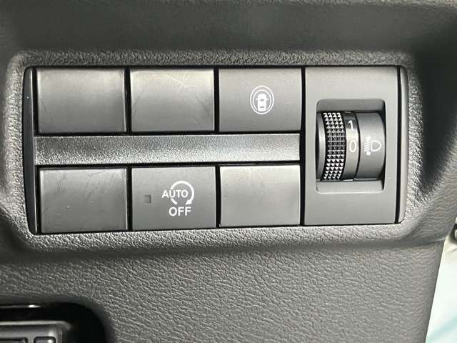 安全装備に関するボタンは運転席周りにまとめて設置されています