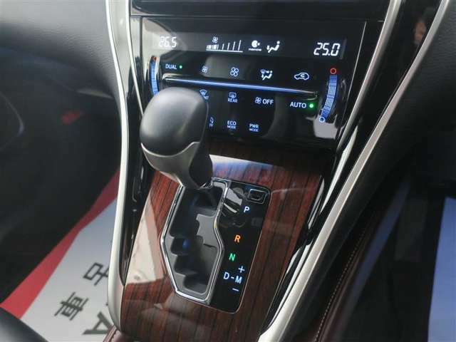 運転席・助手席それぞれの温度設定が可能なフルオートエアコンです。