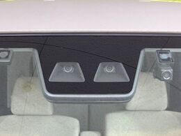 【スマートアシスト】走行中に前方の車両等を認識し、衝突しそうな時は警報とブレーキで衝突回避と被害軽減をアシスト。より安全にドライブをお楽しみいただけます。