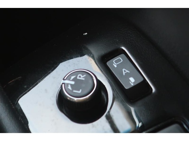 オートリトタクタブルミラーは、ドアロックの開閉と連動してドアミラーを開閉します。