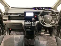 車内は光触媒抗菌消臭施工済です。インパネ周りはスタイリッシュなデザインで機能や装備も充実しています。グローブボックスやカップホルダーのほかにトレーなどたくさんの収納スペースが付いています。