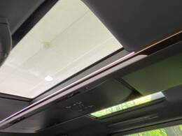 【サンルーフ】開放感たっぷりの希少装備、サンルーフが装着されています！車内に明かりを取り入れたり景色を楽しむ以外にも、車内の空気も簡単に換気できて快適です！