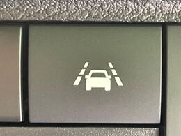 【車線逸脱警報】道路上の白（黄）線を認識し、意図せず走行中の車線からはみ出しそうになった時、メーター内の警告灯とブザーで注意喚起してくれる安心・安全機能です♪