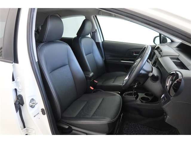 【運転席＆助手席】シートは黒を基調にしたスタイリッシュなデザインです。クリーニング済みですので清潔感があり気持ち良く乗っていただけます♪