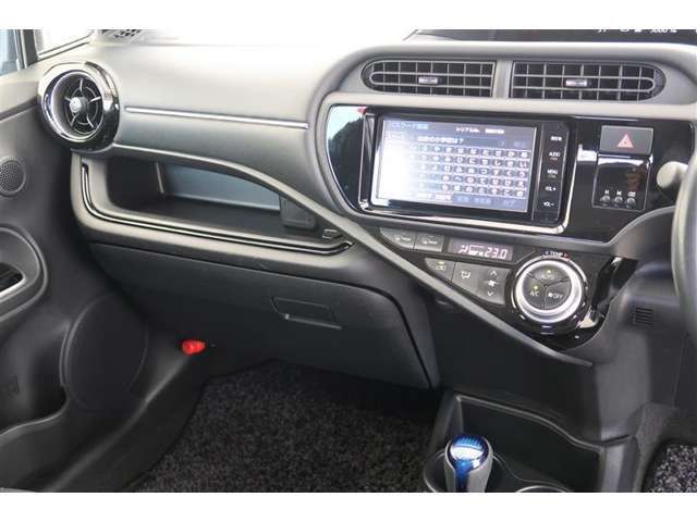 【まるまるクリーニング】内装工程では、中古車を気持ちよくお乗りいただけるよう清掃しております。シートの洗浄はもちろん、ニオイの元となるフロアカーペットまで洗浄・消臭を実施。