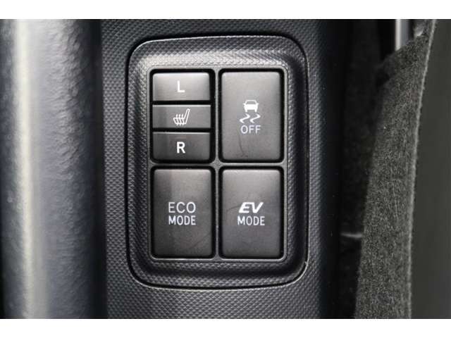 【シートヒーター】運転席、助手席ともにシートヒーター装備です。寒い朝、車内が暖まるのを待たずに快適に出発できます♪気持ちよく1日が始まります。