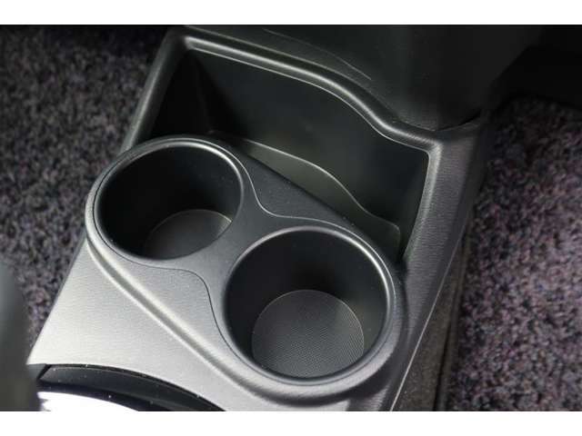 【カップホルダー】缶ジュースやペットボトルなどを置いたり、ちょっとした小物入れにもなります。