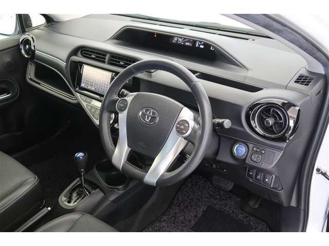【運転席＆助手席】シートは黒を基調にしたスタイリッシュなデザインです。クリーニング済みですので清潔感があり気持ち良く乗っていただけます♪