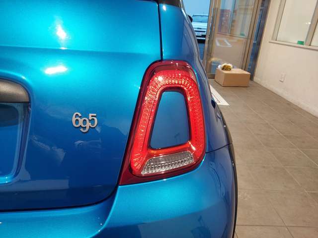 くりぬき型のテールランプです！