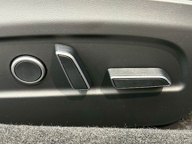 【電動リクライニング】は細やかな調整ができ、体格を問わずベストポジションがとれ長距離ドライブも快適です。
