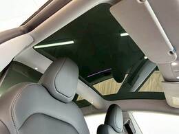 人気オプションの【ガラスルーフ】装備！車内も明るくなりドライブがより一層楽しくなります♪