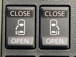 【両側パワースライドドア】スマートキーや運転席のスイッチで後席両側スライドドアの開閉が可能♪電動だから力を入れてドアを開ける必要が無く、小さなお子様でも簡単に開け閉めでき快適です♪