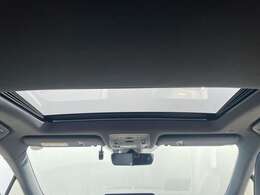 【ムーンルーフ】天井から太陽の穏やかな光や爽やかな風を取り込むことができる、レクサスの「サンルーフ」です！頭上のスイッチでムーンルーフを開閉することができます。