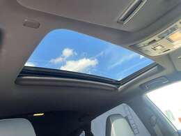 【ムーンルーフ】天井から太陽の穏やかな光や爽やかな風を取り込むことができる、レクサスの「サンルーフ」です！頭上のスイッチでムーンルーフを開閉することができます。