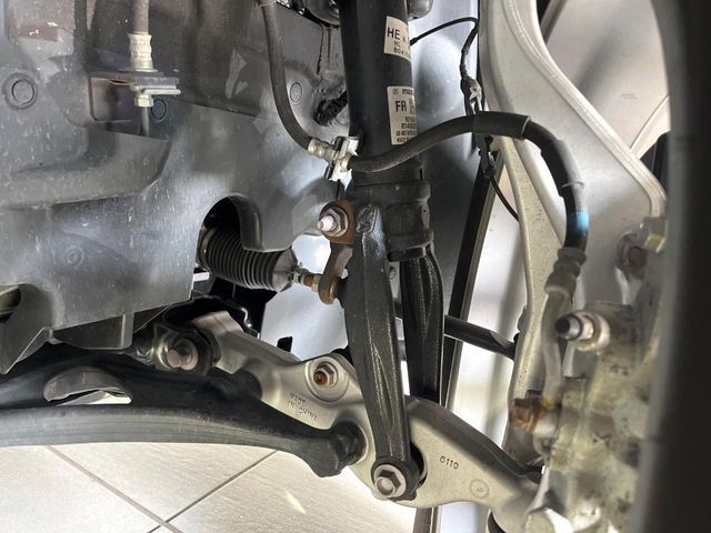 お車を安心してお乗りいただく為には、足回りの定期点検が欠かせません。サービスサポート（有償保証）では無料点検もご提供しており、安心のカーライフをお過ごしいただけるサポート体制が整っています。