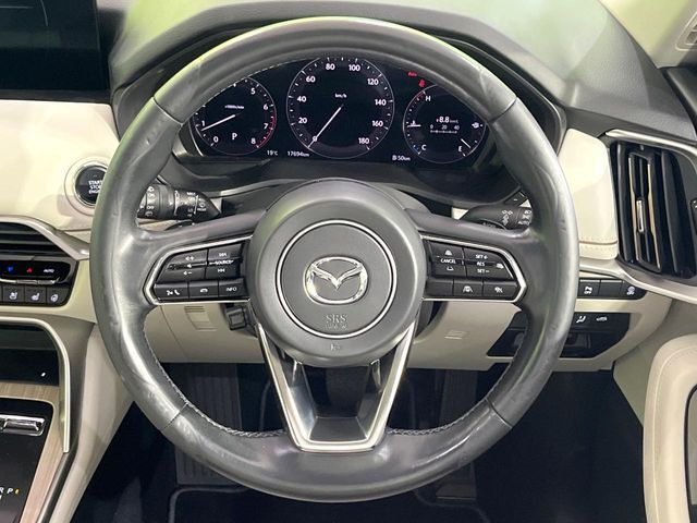 【ステアリングヒーター】冬場に冷たくなりやすい革巻きステアリングを、スイッチ一つで素早く適温に！エアコンよりも早く温まってくれるので、寒い日の運転も快適になりますね♪