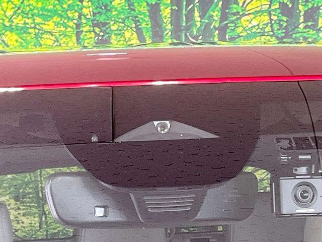 【スマートブレーキサポート】走行中に前方の車両等を認識し、衝突しそうな時は警報とブレーキで衝突回避と被害軽減をアシスト。より安全にドライブをお楽しみいただけます。