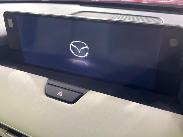 【12.3インチマツダコネクト】車内の雰囲気にマッチした大型ディスプレイ。スマホ接続でのナビ使用やBluetooth再生等、様々な機能が楽しめます。直感的なダイヤル操作が可能で、使い勝手も良好です。