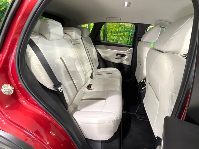 後部座席も気になるようなキズ・汚れやへたり等、大きなダメージはなく、良好な状態です。