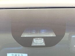 【シティブレーキアクティブシステム】低速走行中に前方の車両等を認識し、衝突しそうな時は警報とブレーキで衝突回避と被害軽減をアシスト。より安全にドライブをお楽しみいただけます。