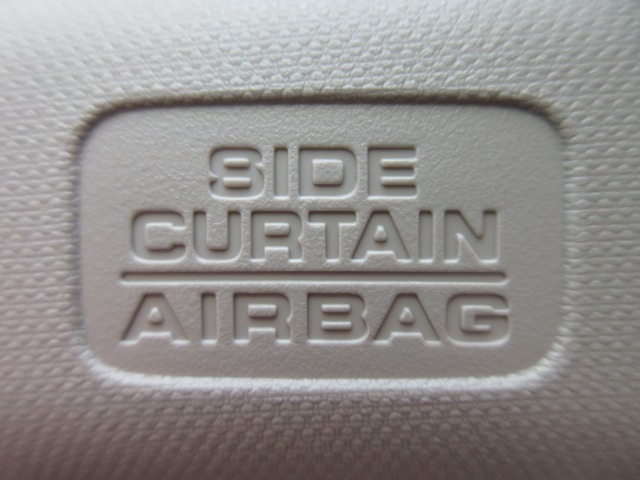 サイドカーテンエアバックシステムは、側面衝突時に大人から子供までさまざまな体格の乗員の頭部や頚部を広範囲で保護。特にセンターピラーへの頭部衝突を防ぐ展開性能を実現しています。