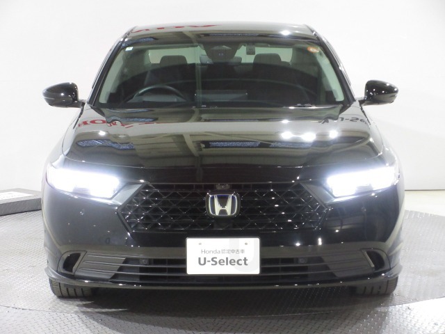 ハロゲンより明るく、より遠くまでさらなる安心感のあるLEDヘッドライトを採用。照射軸の上下方向を自動調整するオートレベリング機構、点灯忘れも防止できるオートライトコントロール機構付きです。