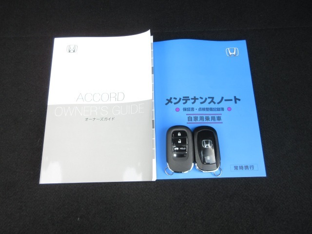 カギをバッグやポケットに入れたままでもドアロックの開閉やエンジン始動ができる『スマートキー』付き！暗くなってもキー穴を捜す必要が無くとっても便利ですから人気の装備です！