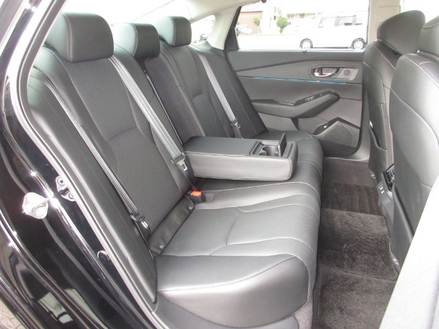 広々とした空間でより快適に過ごしていただくために、着座姿勢から心地よさを追求。背もたれ角度を従来に対し傾け、ワイドな造形でゆとりの着座姿勢を実現しました。足を伸ばしても圧迫感の少ない座り心地です。