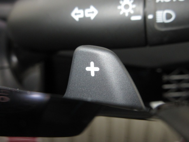 マニュアル車のような感覚でアクセルオフ時の減速度を選択できる、減速セレクター付きです！