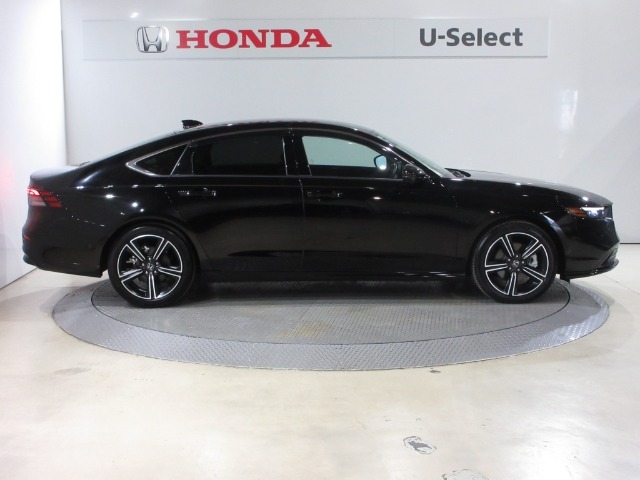 流麗なシルエットが際立ち、都会的な雰囲気を演出します。シンプルながらも上質感があり、伸びやかなプロポーションが魅力です。Hondaのこだわりが詰まったデザインですね！