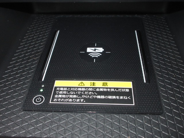 ワイヤレス充電器がついています。対応スマートフォンを置くだけで充電が可能です。