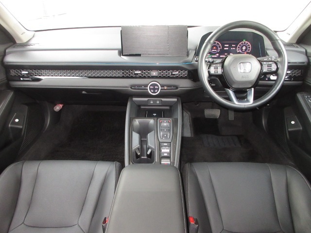 ステアリングホイールからスムーズに持ちかえられるフロアシフトを採用。シフトノブをコンパクト化し、女性でも操作しやすいサイズとしました。右手元には、便利なクルーズコントロールスイッチ付き！