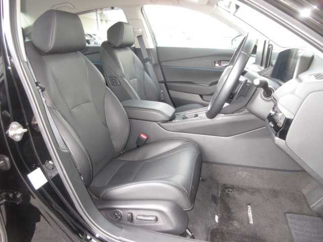 運転席・助手席に、シートの前後スライド、リクライニングを調整できるパワーシートを備えています。ドライバーに合せ最適なポジションが設定できます。