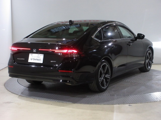 シャープなテールリップが空力性能を向上させ、力強く誇り高いリアビューを完成させています。