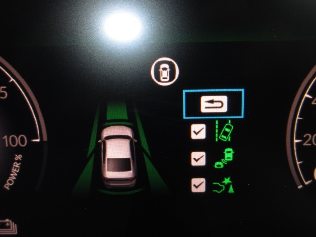 レーザーを照射しカメラで前走車等を検知し衝突の回避・軽減を図るホンダセンシングとVSA（車両挙動安定化制御システム）走る・曲がる・止まるの全領域で安定性を確保するためのシステム装備。安心ですね！